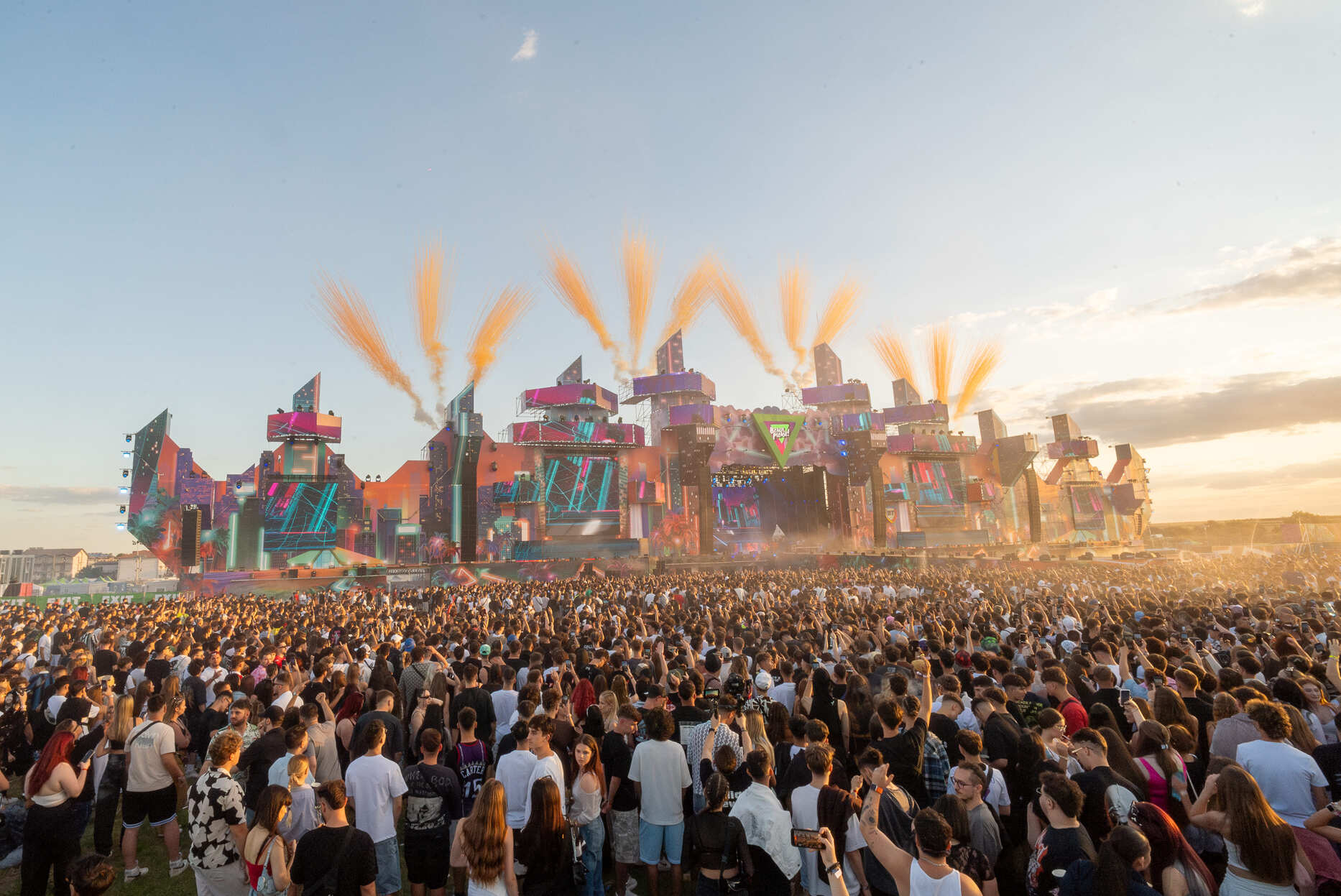 LARGE-SCALE STAGE PRODUCTION